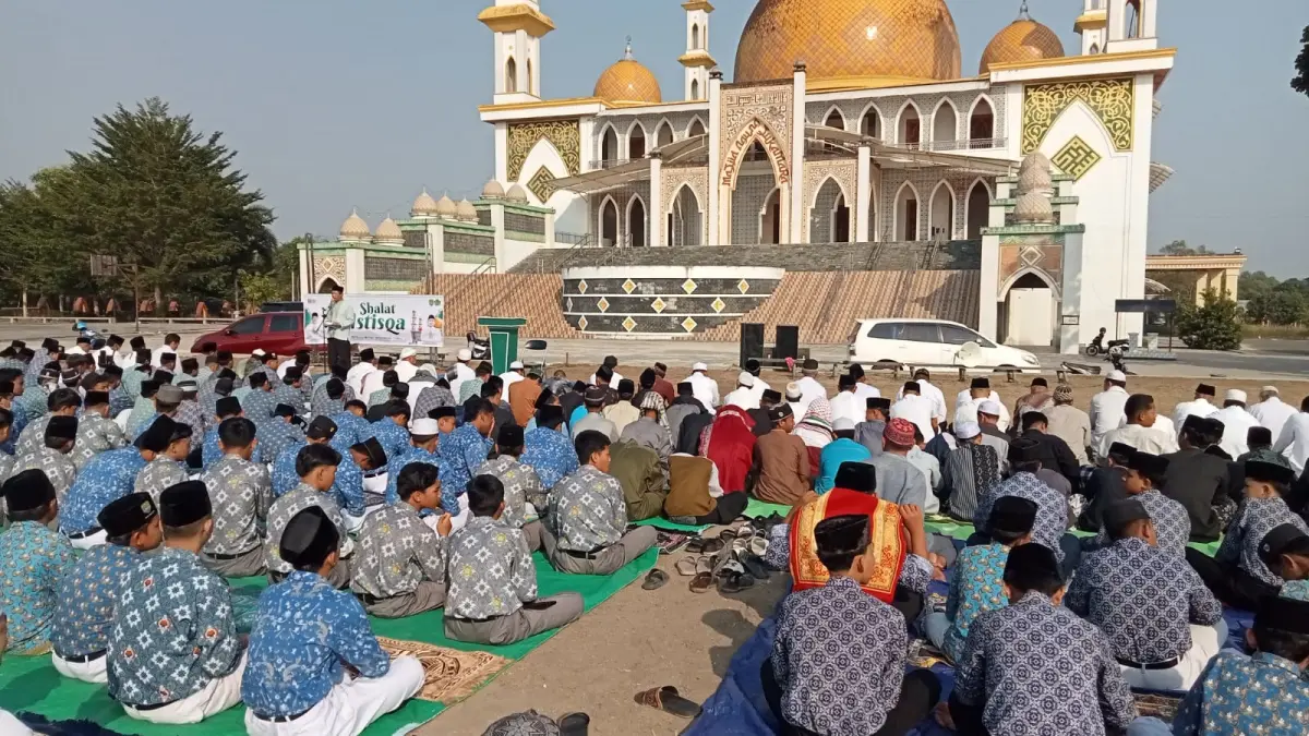 Warga Sukamara saat melaksanakan salat istisqa di halaman Masjid Addurun Nafis Sukamara. (Fauziannur/Radar Sampit)