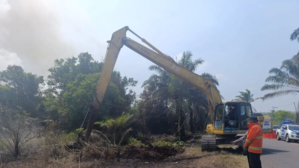Alat berat milik Dinas SDABMBKPRKP Kotim saat membuat sekat bakar sebagai upaya menekan sebaran api.  (Istimewa)