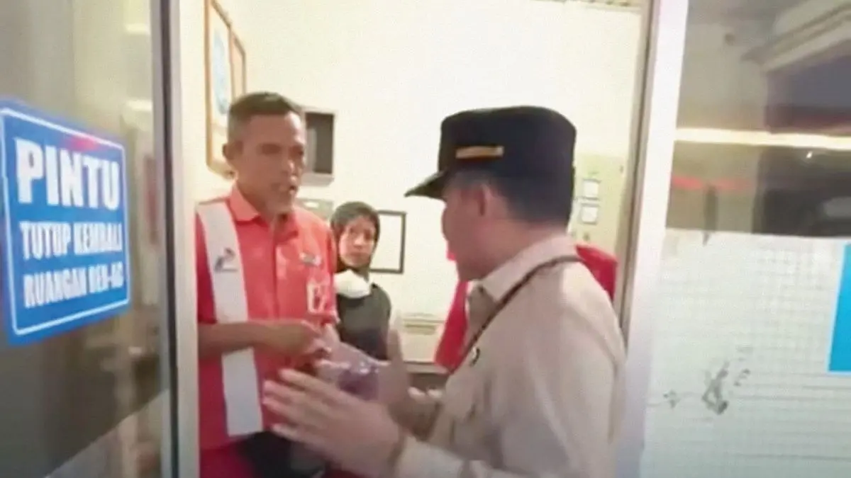 ANTREAN BBM: Gubernur Kalteng saat berdialog dengan salah satu operator SPBU di Jalan Paku Negara, Kecamatan Arut Selatan, Kabupaten Kobar, Jumat (28/8/2026). FOTO: IST/RADAR SAMPIT 