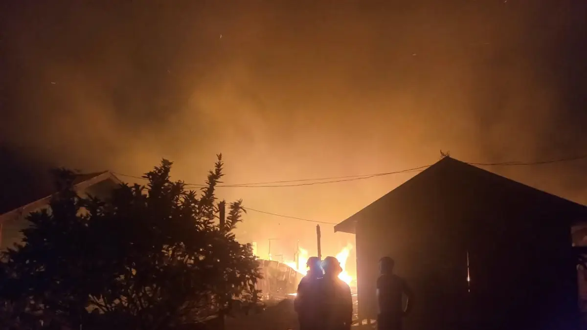 Api menghanguskan rumah di kawasan Kampung Kumai Bawah, Kuala Pembuang, Kamis (27/8/2026) (Rifani/Radar Sampit)