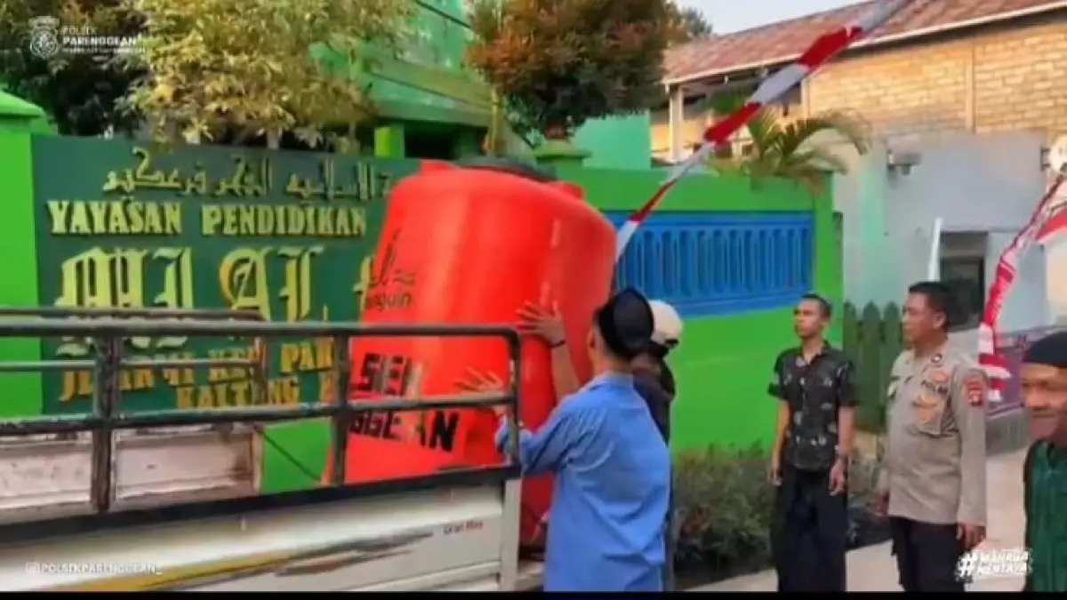 BANTUAN: Polsek Parenggean saat membagikan tandor air bersih ke Ponpes Al Fajar, Kecamatan MB Ketapang, Sampit, Jumat (28/8) siang. KAPOLSEK/RADAR SAMPIT