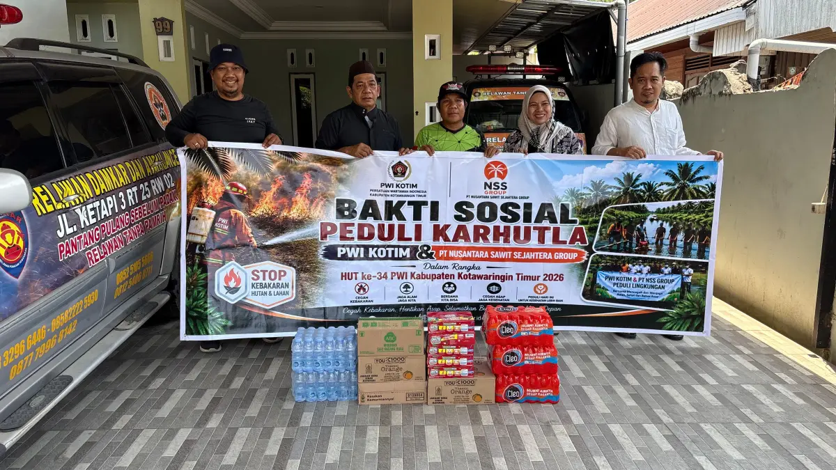 BANTUAN: Rombongan PWI Kotim salurkan bantuan untuk Relawan Damkar, Jumat (28/8).YUNI/RADAR SAMPIT&nbsp;