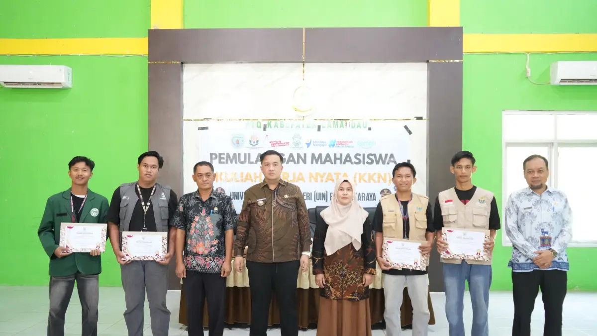 Bupati Lamandau Rizky Aditya Putra melepas kepulangan mahasiswa Kuliah Kerja Nyata (KKN) UIN Palangka Raya setelah menyelesaikan rangkaian pengabdian di sejumlah desa di Kabupaten Lamandau. (Ria/Radar Sampit)