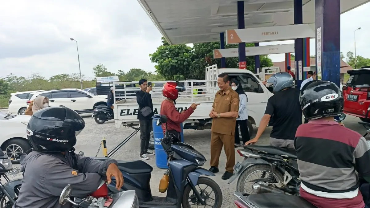 Bupati Sukamara Masduki saat meninjau pengisian bahan kabar di SPBU. (Fauziannur/Radar Sampit)&nbsp;