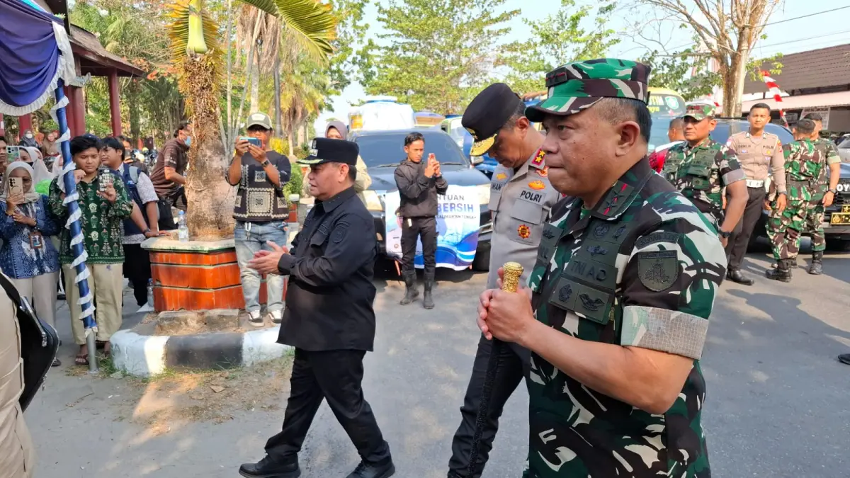 DARURAT: Pandam XXII Tambung Bungai Mayjen Zainal Arifin dan Kapolda Kalteng Irjen Pol Iwan Kurniawan saat berkunjung ke Kotim, Jumat (28/8) siang.FAHRY/RADAR SAMPIT