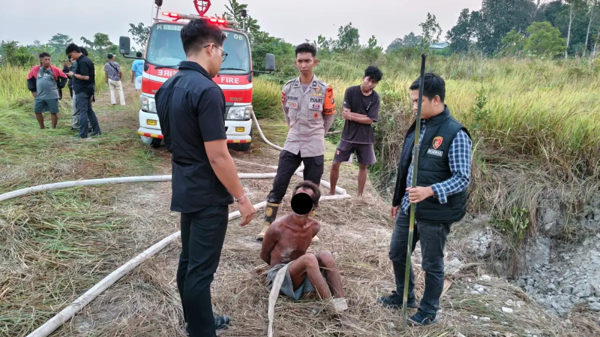 DIAMANKAN: Aparat kepolisian dan warga mengamankan ODGJ yang diduga melakukan pembakaran semak belukar di Nanga Bulik. (Ria Mekar/Radar Sampit)