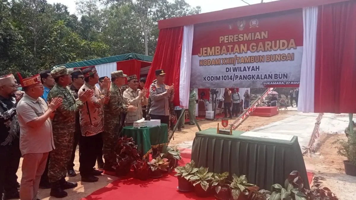 Gubernur Kalimantan Tengah Agustiar Sabran bersama Pangdam dan Kapolda Kalteng serta unsur Forkopimda meresmikan Jembatan Perintis Garuda. (Fauziannur/Radar Sampit)&nbsp;