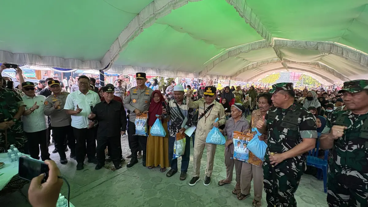 Gubernur Kalteng Agustiar Sabran beserta unsur Forkopimda Provinsi Kalteng dan Kabupaten Kotim menyerahkan paket sembako kepada masyarakat, Jumat (28/8). (yuni/radarsampit)