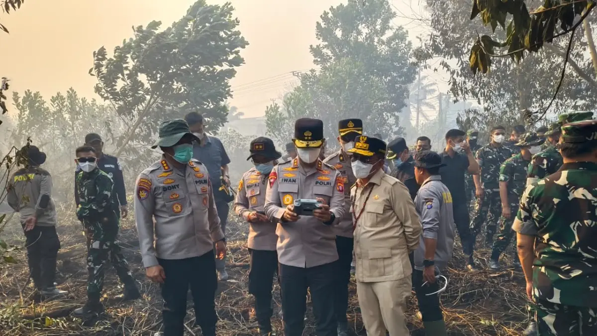 Gubernur Kalteng, Agustiar Sabran, saat meninjau lokasi karhutla di Sampit dalam kunjungan kerjanya, Jumat (28/8).  (Akbar/Radar Sampit)
