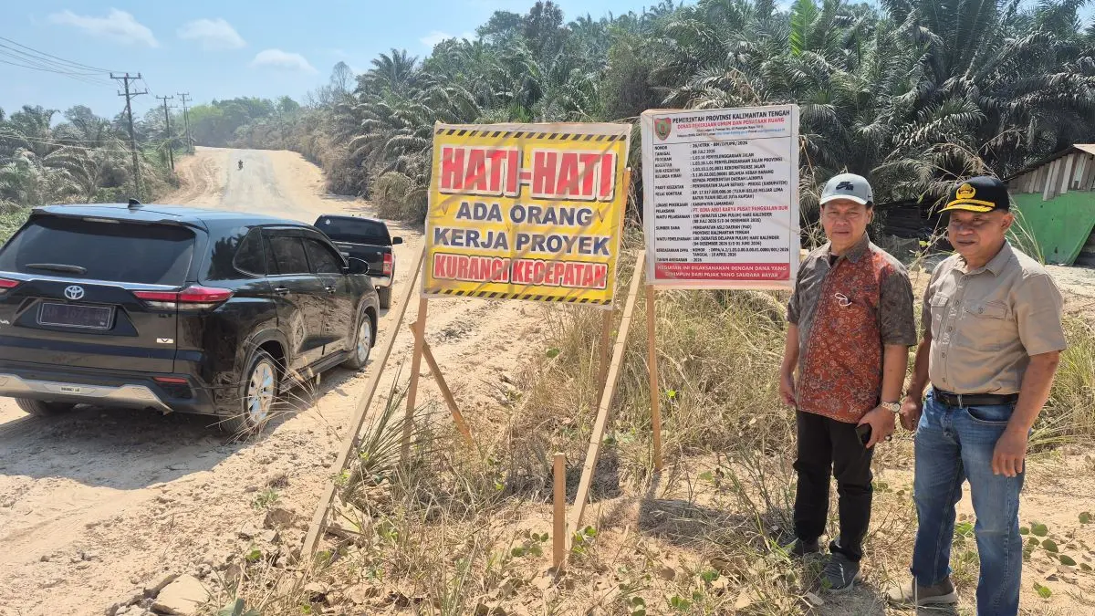 INFRASTRUKTUR: Anggota DPRD Kalteng saat meninjau Jalan Simpang Sepaku - Perigi, Lamandau. FOTO: RIA/RADAR SAMPIT