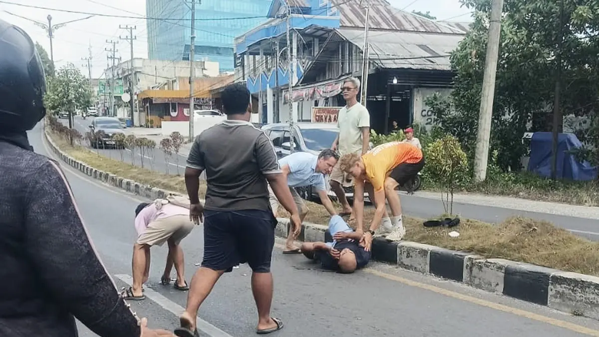 INSIDEN: Wisatawan mancanegara ikut menolong korban kecelakaan di Jalan Ahmad Yani, turunan Misbar, Kelurahan Baru, Pangkalan Bun, Jumat (28/8/2026). FOTO: IST/RADAR SAMPIT 