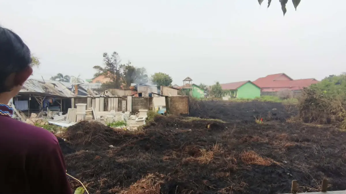 Karhutla yang terjadi di Jalan Yos Sudarso, Kelurahan Menteng, Kecamatan Jekan Raya, Jumat (28/8), dan merembet mengenai sebuah rumah makan. (dodi/radarsampit)