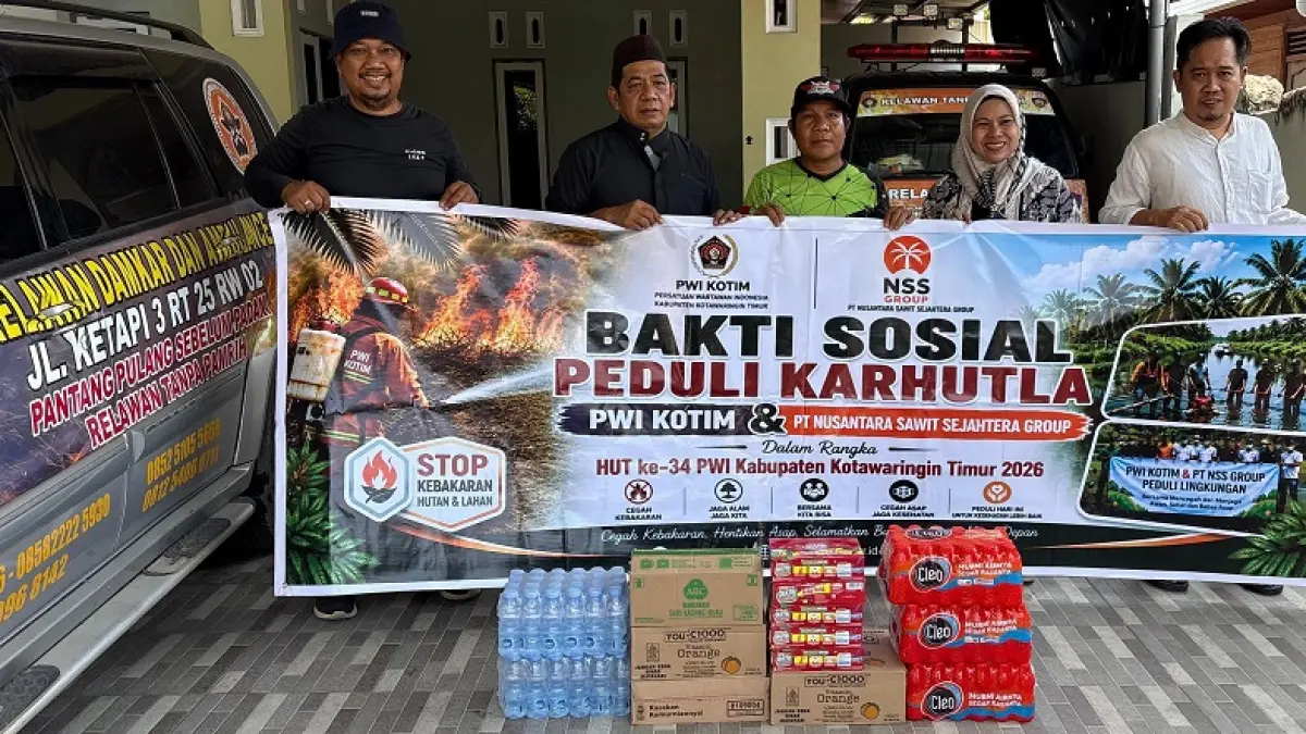Ketua PWI Kotim Siti Fauziah dan beberapa pengurus PWI Kotim, saat salurkan bantuan untuk Relawan Damkar di wilayah Kecamatan MB Ketapang, Jumat (28/8).(yuni/radarsampit)
