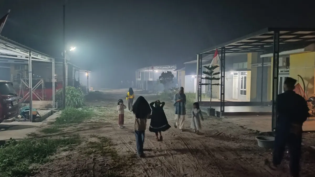 Kondisi salah satu kompleks perumahan di Jalan Pramuka Sampit, berasap saat malam hari sementara anak-anak maaih bermain di luar ruangan, Kamis malam (27/8/2026). (Usay Nor Rahmad/Radar Sampit)&nbsp;