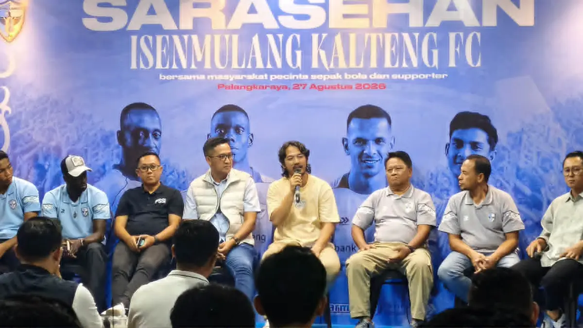Pelatih Kepala Isen Mulang FC Ade Suhendra, berbicara saat sarasehan menjelang digelarnya Super League 2026/2027.(dodi/radarsampit)