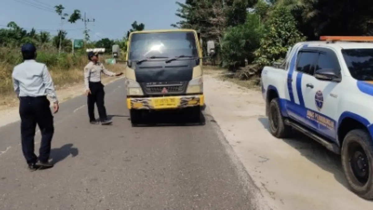 Penertiban angkutan truk bermuatan pasir yang tidak memakai penutup di Jalan Kumpai Batu Atas (KBA), Kecamatan Arut Selatan, Kabupaten Kotawaringin Barat, Jumat 26 Agustus 2026. (Dishub Kobar)&nbsp;