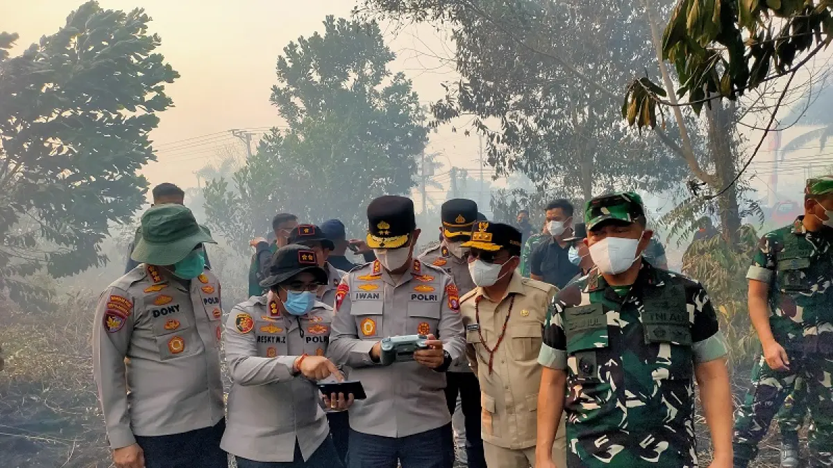 Peninjauan lokasi Karhutla di sekitar Kota Sampit, di Jalan Sudirman KM 3, oleh Forkopimda Kalteng dan Kotim, Jumat (28/8).(yuni/radarsampit)