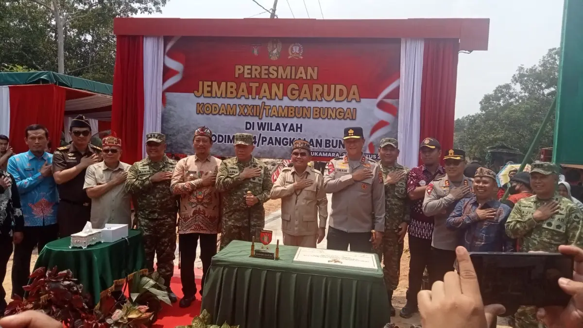 Peresmian Jembatan Perintis Garuda oleh Gubernur Kalteng, Agustiar Sabran dan Pangdam XXII Tambun Bungai, Mayjen TNI Jainul Arifin. (Fauziannur/Radar Sampit)&nbsp;&nbsp;