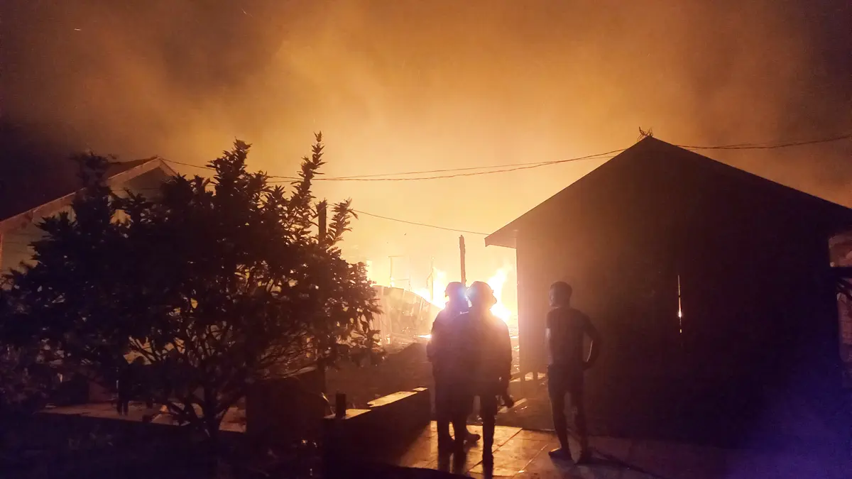 PERISTIWA: Kebakaran besar menimpa rumah warga di Kampung Kumai, Kuala Pembuang I, Seruyan, Jumat (28/8/2026) malam. FOTO: RIFANI/RADAR SAMPIT