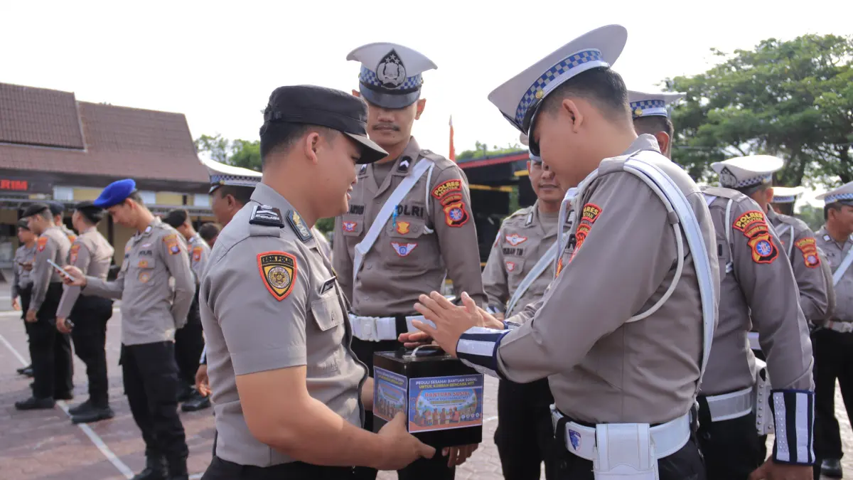 Personel Polres Seruyan secara sukarela memberikan donasi untuk membantu masyarakat terdampak bencana di Flores, Nusa Tenggara Timur, Kamis (27/8). (Rifani/Radar Sampit)&nbsp;