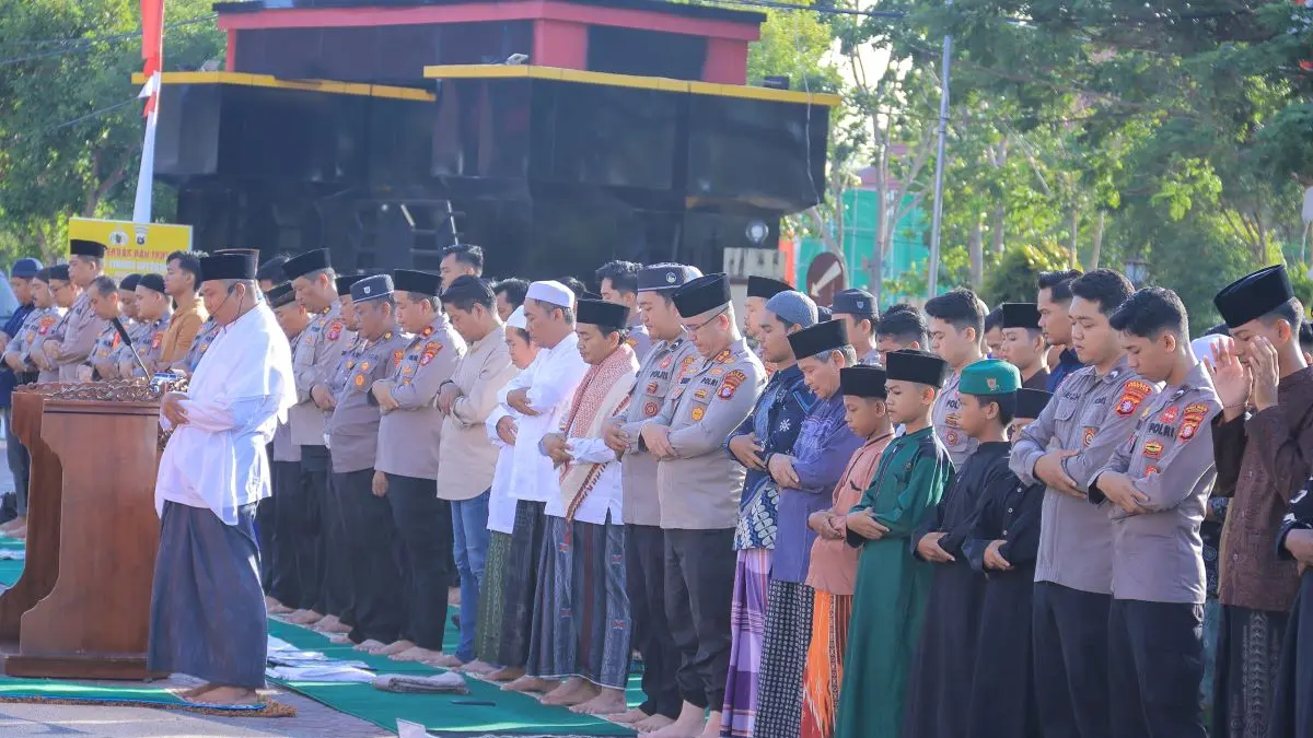 SALAT ISTISQA: Kapolres Seruyan AKBP Beddy Suwendi bersama jajaran dan masyarakat Seruyan melaksanakan Salat Istisqa di Lapangan Polres Seruyan, Jumat (28/8/2026). FOTO: RIFANI/RADAR SAMPIT