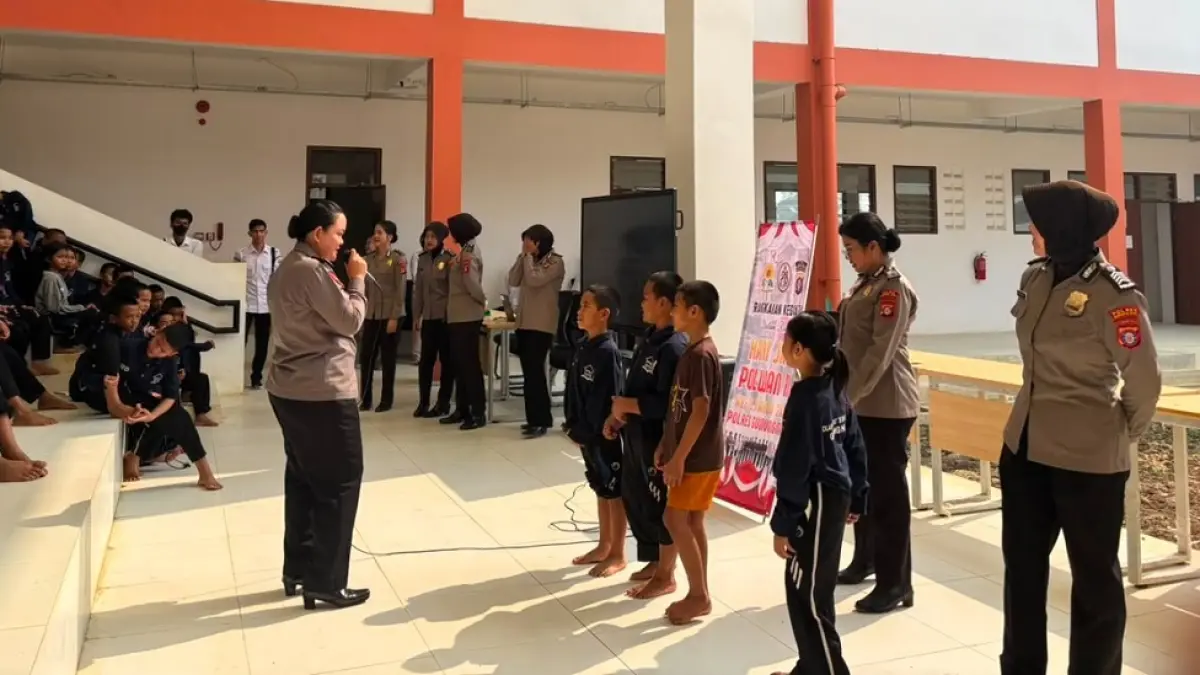Suasana pelaksanaan edukasi ke siswa sekolah rakyat, dalam kegiatan Polwan Goes To School di Sekolah Rakyat Gumas, di Desa Tumbang Tambirah, Kecamatan Kurun, Rabu (26/8). (Polres Gumas) 