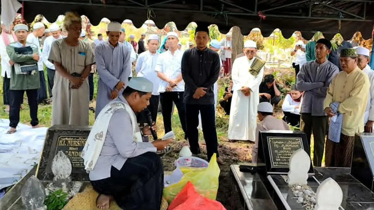 Suasana pemakaman wafatnya seorang relawan pemadaman karhutla di Palangka Raya, Jumat (28/8). (dodi/radarsampit)