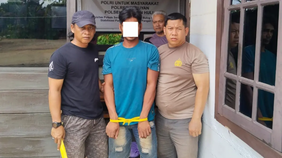 Tersangka kasus pembacokan saat diamankan jajaran kepolisian untuk menjalani proses hukum lebih lanjut. Kamis (27/8). &nbsp;(RESKRIM POLRES SERUYAN/RADAR SAMPIT)&nbsp;