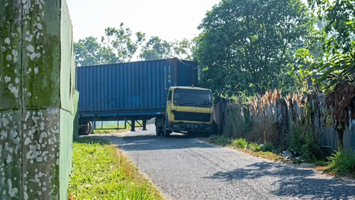 Truk kontainer menghalangi akses jalan warga saat bongkar muat di Jalan Salak 2, RT 17, Kelurahan Madurejo, Kecamatan Arut Selatan, Kabupaten Kotawaringin Barat, Jumat 28 Agustus 2026. (ist)&nbsp;