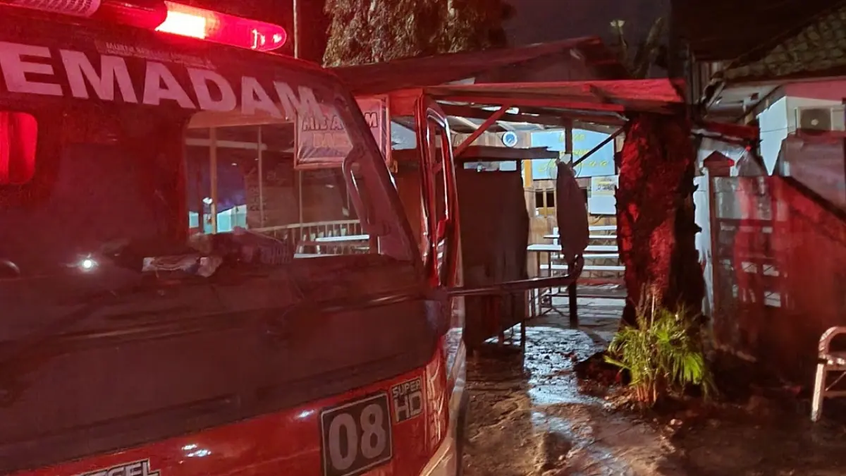 Unit pemadam diterjunkan dalam kebakaran di Jalan Tarmili, Pangkalan Bun, Kamis 27 Agustus 2028, pukul 20.19 WIB. (Damkar Kobar)