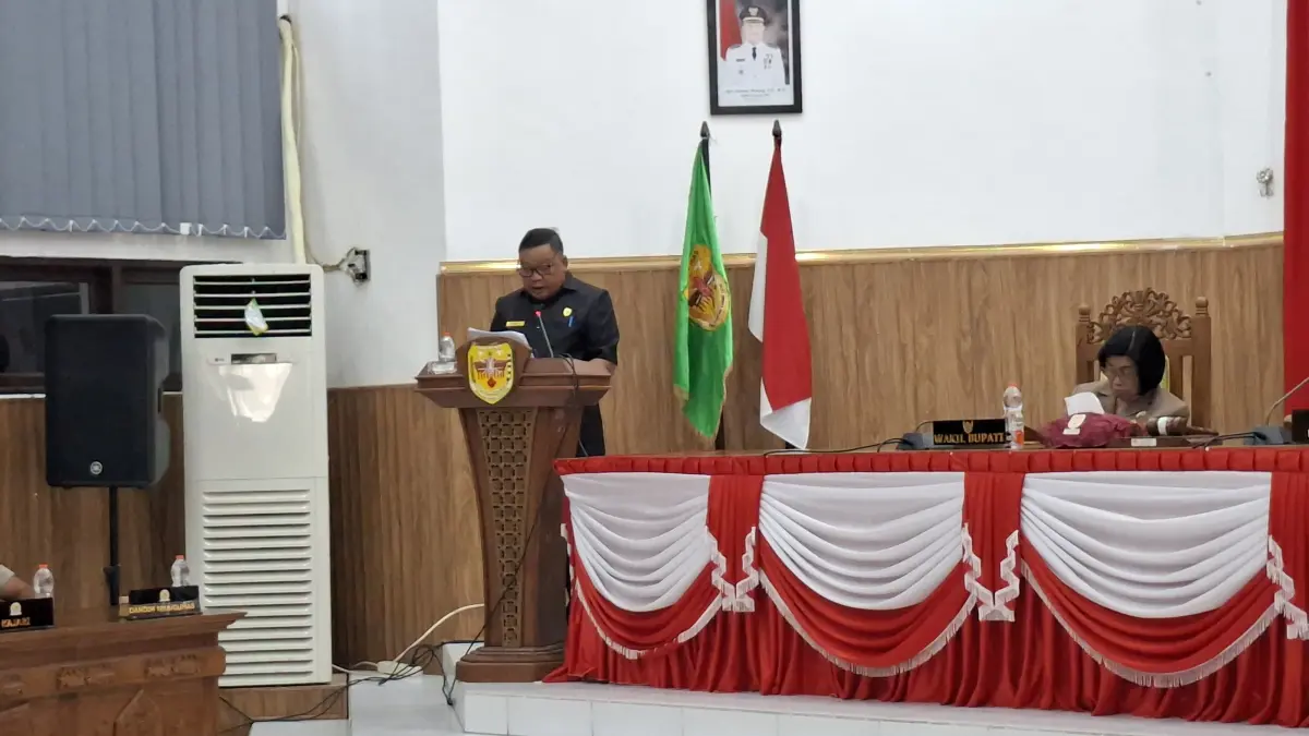 PARIPURNA:&nbsp;Juru Bicara Fraksi Partai Perindo DPRD Kabupaten Gumas Singong menyampaikan jawaban atas&nbsp;nota keuangan tentang Rancangan Perubahan APBD tahun anggaran 2026 di rapat paripurna ke-2 masa persidangan 1 tahun sidang 2026, Rabu (26/8). (DPRD Gunung Mas For Radar Sampit)  