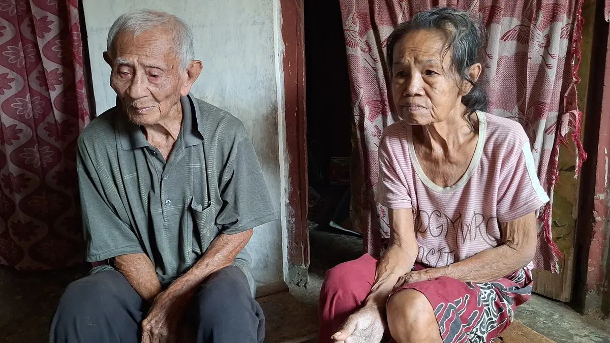 Nasib pasangan lanjut usia (lansia) Dayat, 77, dan Darmi, 63, menjadi sorotan setelah bantuan sosial (bansos) yang selama ini mereka terima dihentikan karena identitasnya terindikasi aktivitas judi online (judol), padahal mereka tidak memiliki HP. (disway.id)