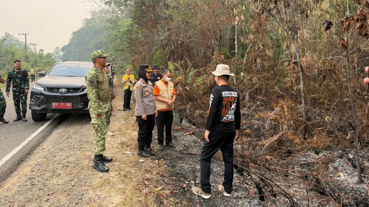 Patroli karhutla di Jalan Lintas Kuala Kurun-Tewah, Kamis (27/8). (Polres Gumas) 