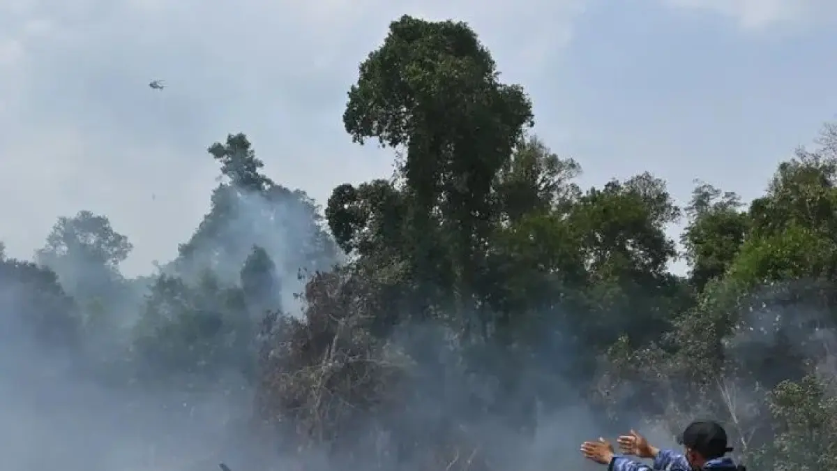 Personel TNI AU saat memandu helikopter WB memuntahkan air ke titik api di Mendawai Seberang, Kecamatan Arsel, Kabupaten Kobar, belum lama ini.