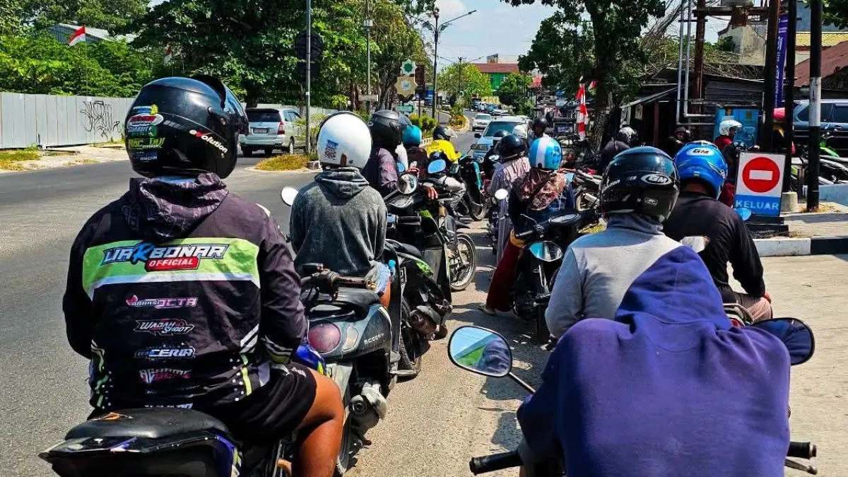Suasana antrean di salah satu SPBU di dalam kota Pangkalan Bun, Kabupaten Kotawaringin Barat belum lama ini. (warga/radar sampit)