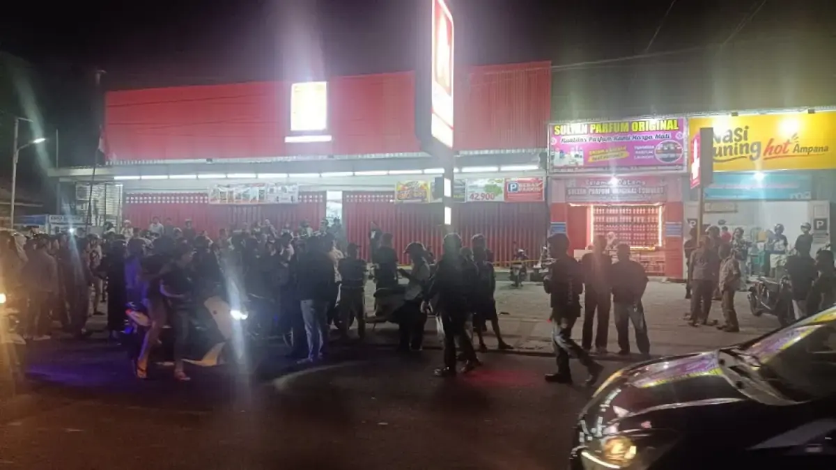 Suasana di Jalan Tombolotutu, Kota Palu, mendadak geger setelah warga mendengar sejumlah suara letusan yang diduga berasal dari senjata api, Kamis (27/8) malam.