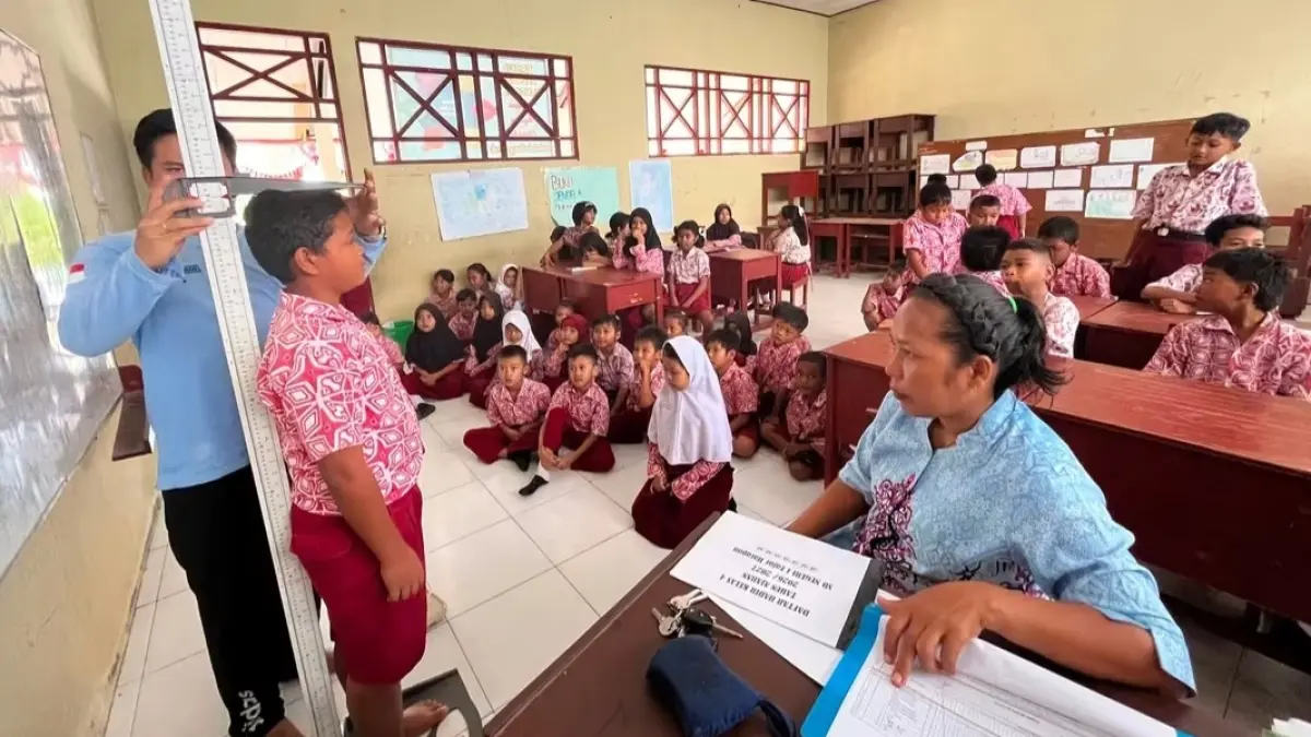 Tenaga Kesehatan Puskesmas Tumbang Talaken melakukan pelayanan sesuai SPM, kepada murid SDN 1 Fajar Harapan, Rabu (26/8). (Puskesmas Tumbang Telaken) 