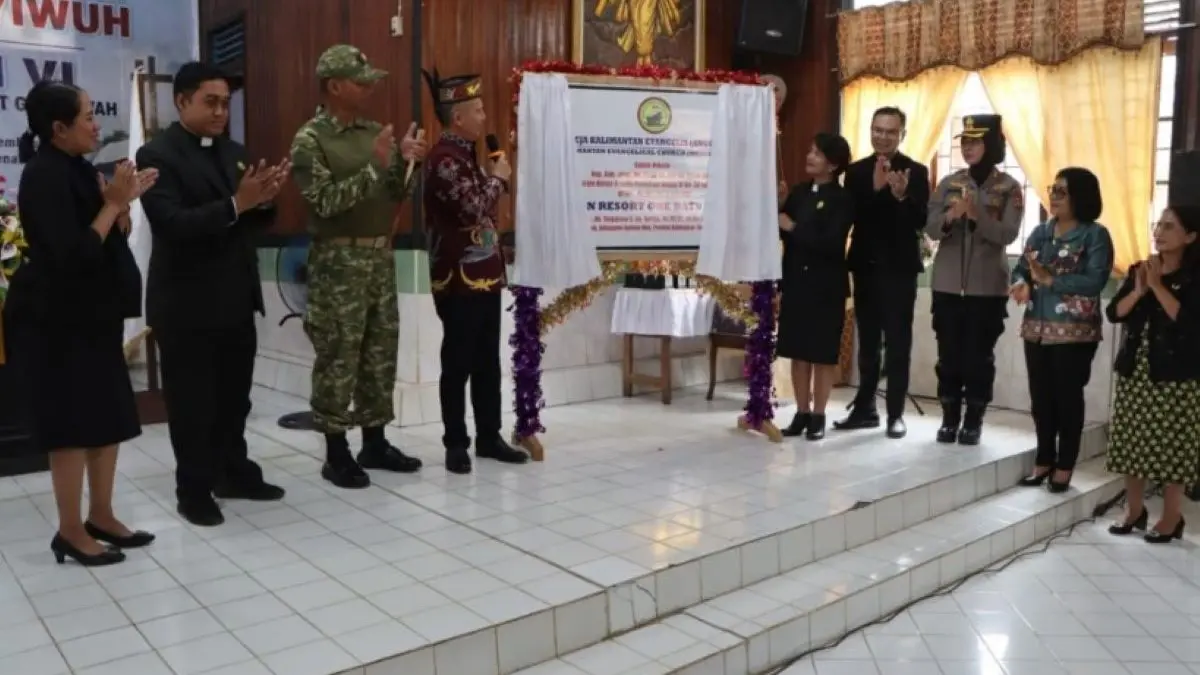 PERESMIAN : Bupati Jaya Samaya Monong bersama Wakil Ketua Umum Sinode GKE Pdt Dein G Narang, Kapolres AKBP Arum Sari Puspita Dewi, Dandim 1018/Gms Letkol Arm Danang Wahyu Utomo, dan Camat Tewah Evelni, menarik tirai sebagai tanda diresmikan Calon Resort GKE Batu Nyiwuh, Jumat (28/8/2026). FOTO : DISKOMINFO SANTIK GUMAS/RADAR SAMPIT