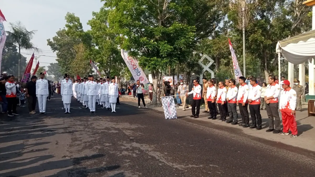 Bupati Sukamara Masduki saat melepas peserta pawai pembangunan tahun 2026. (Fauziannur/Radar Sampit)&nbsp;