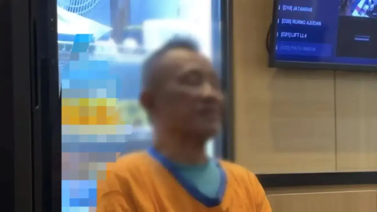 DITANGKAP: Kakek berinisial M saat diamankan Satres PPA dan PPO Polrestabes Surabaya. Ia menyetubuhi anak di bawah umur yang masih kerabatnya di Sawahan, Surabaya. (IST/RADAR SURABAYA)
