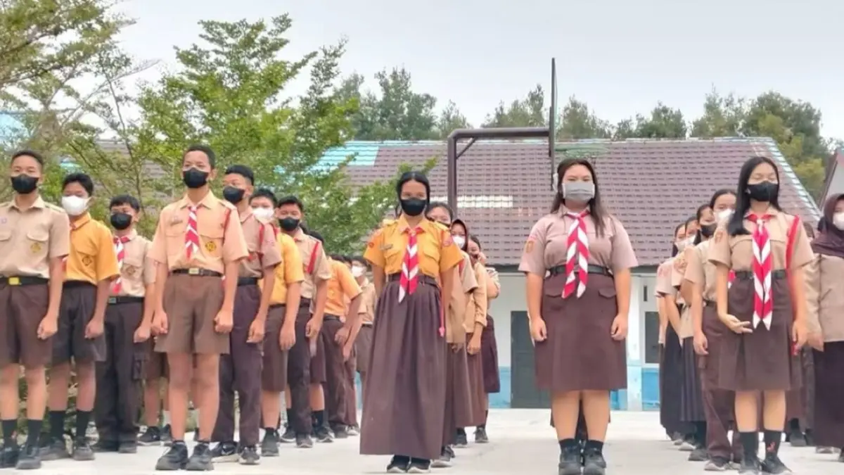 KABUT ASAP : Pelajar SMPN 6 Kurun mengenakan masker saat beraktivitas di luar ruangan sekolah, pekan lalu. FOTO : SMPN 6 KURUN/RADAR SAMPIT