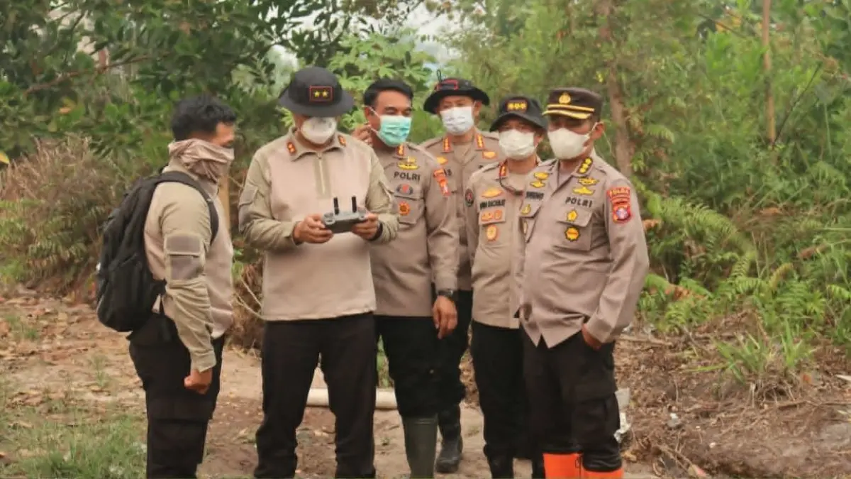 KARHUTLA : Kapolda Kalimantan Tengah (Kalteng) Irjen Pol Iwan Kurniawan turun langsung ke sejumlah titik Karhutla di kawasan Sebangau dan Jalan Mahir Mahar, Sabtu (29/8/2026). FOTO: IST/RADAR SAMPIT