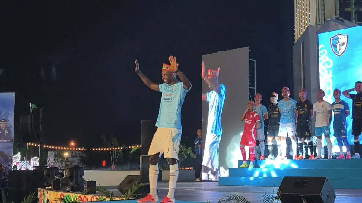 Peluncuran jersey dan skuad Isen Mulang Kalteng FC di kawasan Bundaran Besar Palangka Raya, Sabtu (29/8/2026) malam.(dodi/radarsampit)