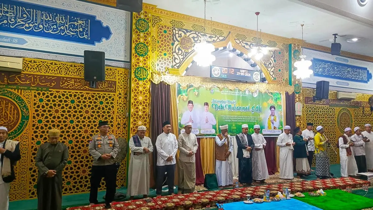 Peringatan Maulid Nabi Muhammad SAW 1448 Hijriah di Masjid Agung Nurul Yaqin Kuala Pembuang, Sabtu (29/8) malam. (Rifani/Radar Sampit)

&nbsp;