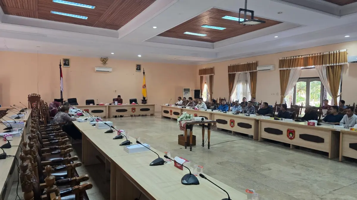 Rapat&nbsp;dengar pendapat yang digelar DPRD Kobar memfasilitasi penyelesaian sengketa lahan antara perusahaan dan ahli waris. (Syamsudin/Radar Sampit)