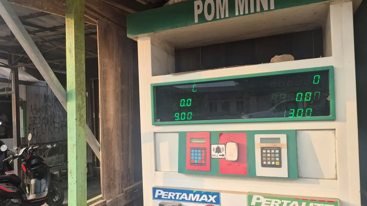 Salah satu pangkalan usaha penjualan BBM eceran di pedesaaan.(dok/radarsampit)