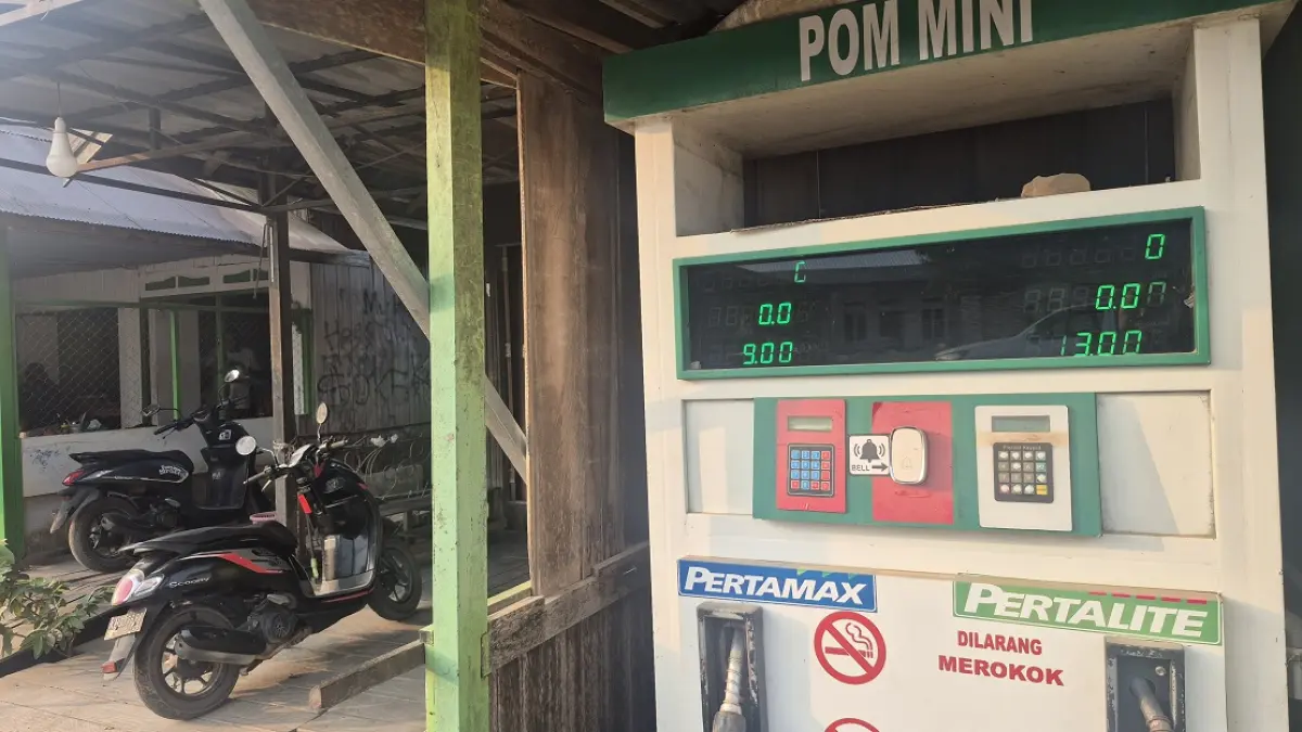 Salah seorang pedagang BBM eceran di Desa Kujan menjual Pertalite Rp13 ribu per liter. (Ria/Radar Sampit) &nbsp;