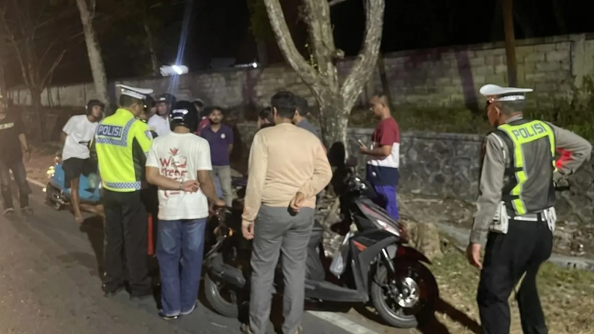 Satlantas Polres Kotawaringin Barat meminta keterangan beberapa saksi usai kejadian lakalantas yang merenggut dua korban jiwa di Jalan Iskandar, Pangkalan Bun, Minggu 30 Agustus 2026, pukul 01.15 WIB. (ist)&nbsp;