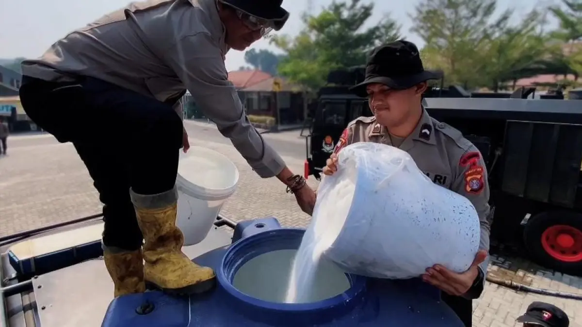 Uji coba penggunaan powder pemutus api, yang dilakukan personel Polda Kalteng, baru-baru tadi, (28/8), untuk kemudian digunakan di lokasi Karhutla. (istimewa)