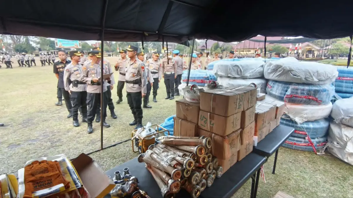 Wakapolda Kalteng Brigjen Pol Yosi Muhamartha melakukan pengecekan bantuan dari kapolri dan mabes polri di halaman Mapolda Kalteng, Jumat(28/8).